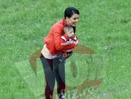 Andreea mantea şi tatăl copilului ei au o relaţie. Andreea Mantea La Plimbare In Parc Alaturi De Copil