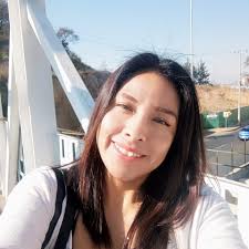 Durante la Segunda Guerra Mundial (1945), un niño japonés se paró delante  de una pira funeraria y esperó su turno, para cremar a su pequeño hermano  muerto. La persona que sacó la