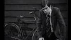 1969begint zijn carrière bij wim sonneveld in de musical de kleine parade. Joost Prinsen Chords Chordify