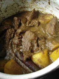 Selain ayam dan daging, masak kurma kegemaran saya ialah masak kurma otak lembu. Kurma Daging