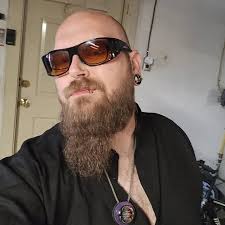 Mỗi lần cô ấy về cô ấy đều mong được lên hình tiêu đề và cô ấy thậm chí  không cố kiếm.