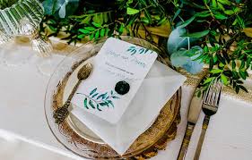 自然がテーマのナチュラルテイストな結婚式テーブルコーディネート集 結婚ラジオ 結婚スタイルマガジン テーブルコーディネート 結婚式 結婚式 テーブル ナチュラル