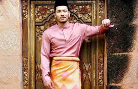 Potongan unik di leher menarik tahun ini, kepelbagaian potongan dan gaya pada bahagian leher baju kurung bakal menjadi trend paling popular. 10 Inspirasi Baju Raya Selebriti Lelaki Yang Menjadi Pilihan
