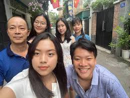 Anh là nghệ sĩ hải ngoại đầu tiên được vinh. 40 Tuá»•i Má»›i Láº¥y Vá»£ Tráº» NsÆ°t Ä'á»©c Háº£i Lam Liá»n 4 Con 2 Tay 3 Binh Sá»¯a Cho Äƒn