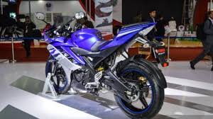 The r15 comes with a 150cc single. Yamaha Yzf R15 V2 0 Vs Yamaha Yzf R15 V3 0 Spec Comparison