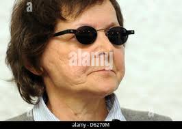 Ehemalige RAF-Terroristin Verena Becker steht im Gerichtssaal des  Oberlandesgerichts in Stuttgart, Deutschland, 12. Juni 2012. Das Gericht  prüft Ms Becker-Beteiligung an der Ermordung des deutschen Attorney General  Siegfried Buback im Jahr 1977.