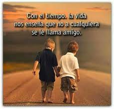 Pues Quien Tiene Un Amigo Tiene Un Tesoro La Vida Me Enseno Frases Bonitas De Amistad Mensaje De Amistad