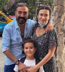 Yaklaşık 30 yıl önce, nişanlı olan muhittin böcek ve havva minta, düğün arifesi öncesi tatsız bir olay yaşadı. Ecem Ozkaya Kimdir Kac Yasinda Nereli Esi Kim Iste Merak Edilen Hayat Hikayesi