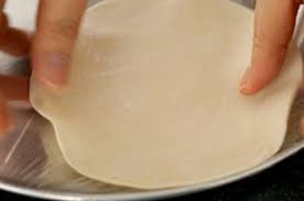 Terbuat dari biji gandum yang dihaluskan, yang mengandung karbohidrat yang cukup tinggi sehingga sering digunakan untuk membuat aneka jenis kuliner. Kulit Pangsit Rebus Dan Goreng Bikin Sendiri Ini Bikin Nggak Kepingin Makan Mi Di Luar Semua Halaman Nakita