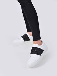 Les baskets légères et discrètes sont les alliées des femmes minces et grandes qui souhaitent ne pas mettre en avant la taille de leurs pieds. Calvin Klein Jeans Sneakers Yw0yw00160yaf Best Prices