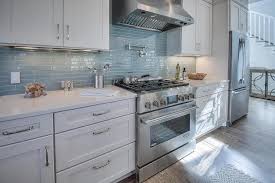 White Beach House Kitchen With Linear Glass Backsplash Tiles Cottage Kitchen Trendy Kitchen Backsplash Beach House Kitchens Beach Cottage Kitchens