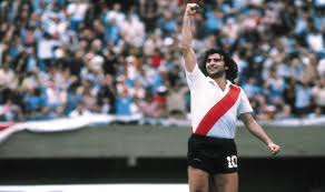 Mario kempes, exjugador argentino que militó durante siete temporadas en el valencia cf, afirmó cada vez que maradona abre la boca es un problema. Mario Kempes Yo Era Un Goleador Atipico Nunca Jugue De 9