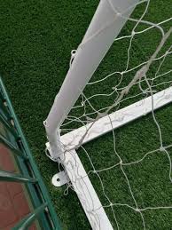 Pada konvensi tersebut, diputuskan bahwa gawang adalah salah satu kelengkapan dari olahraga sepak bola dalam beentuk dua tiang yang sejajar dan bagiann atasnya. Digabungkan Bola Sepak Dan Tiang Gol Bola Keranjang