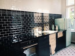 Sehr Schone Modern Eingerichtete Kuche Schwarze Wandfliesen Kuhlschrank In Mint Gepunktete Bodenfliesen Wohnun Kuche Umgestalten Wohnung Kuchenrenovierung