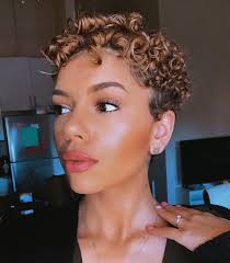 Coupe de cheveux originale pour femme coiffure cheveux mi long boucles coupe pour visage allong. 30 Idees De Coupes Courtes Pour Vos Cheveux Boucles