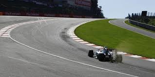 Søndagens grandprix i belgien skulle have været startet klokken 15, men er endnu ikke startet grundet regn. Nul9cwy3xq8rom
