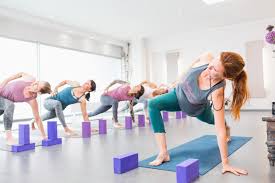 Soothing music will play as a soothing voice guides you through your yoga poses, and explains how you are supposed to breathe. Warum Happy Yoga