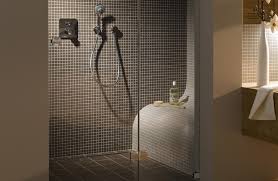 Dans une salle de bain moderne, la pierre naturelle est le plus souvent utilisée pour le revêtement du sol ainsi que des murs, mais aussi comme matériau des salle de bains minérales avec des vasques en pierre naturelle reposant sur un meuble en bois massif, des salles de bains à prix tout doux. Comment Fabriquer Un Banc De Salle De Bain Ou De Douche Styles De Bain