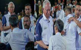 A video circulating online shows how sulaiman, more popularly known as 'mat over', suddenly rushing over. Mat Over Tak Kesal David Teo Maafkan Gempak