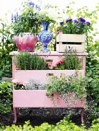 27 Idees Pour Recycler De Vieux Meubles Dans Le Jardin Chaise Fleurie Decor De Jardin Vintage Jardins Et Decoration Jardin