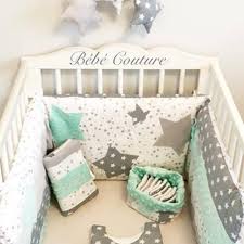 La douceur d'un gris perle, d'un taupe ou d'un beige léger apporte l'ambiance paisible et cocoon que l'on souhaite offrir à son bébé. Chambre Mixte Garcon Fille Coordonnees Vert D Eau Blanc Gris Etoiles Creation Bebe Couture Un Grand Marche
