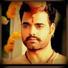 ये हैं अभिनेता अभिमन्यु सिंह।जिन्हें आप रनसा या रनंजय सिंह के रूप में  ज्यादा जानते हैं। इनको सबसे ज्यादा प्रसिद्धि "गुलाल " फ़िल्म से ही ...