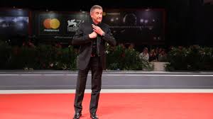 Ma tutto questo non rappresenta affatto un problema, grazie alla verve sempre giovanile ed allegra di lui. Isabel Ex Moglie Di Ezio Greggio La Loro Storia E Stata Fantastica Cosa Fa Oggi Kronic