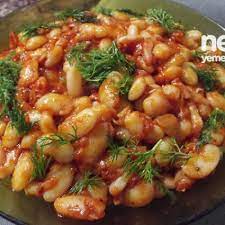 Bir saray tatlısı olan zerde canlı rengiyle göze, içeriğiyle veganlara hitap ediyor. Fasulye Pilaki Nefis Ev Yemekleri Tarifleri