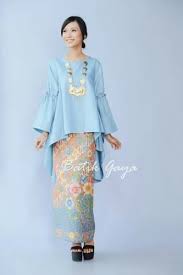 Didirikan pada tahun 1992 oleh mariana sutandi, parang kencana telah membuka 30 gerai, mempekerjakan 400 perajin batik yang tersebar di pekalongan. Rok Batik Untuk Acara Resmi Itu Dulu Intip Rekomendasi 10 Rok Batik Cantik Dan Kreasi Memadukan Rok Batik Di Sini