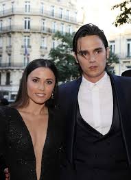 Capucine anav, gênée par le prix du cadeau de victor. Epingle Sur Stars