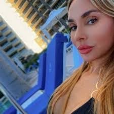 Stephanie Diniz's Instagram, Twitter & Facebook