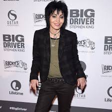 Joan jett was born on 22 september 1958 in wynnewood, pennsylvania.jett was raised in a practicing protestant household. Joan Jett Eigene Mode Linie Gala De