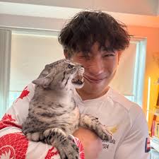 Did anyone get pictures of the guy with the T-Rex?