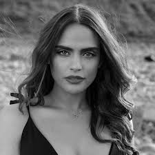 Crumbling Before You: Diaz, Maholi: 9798326851154: Amazon.com: Books