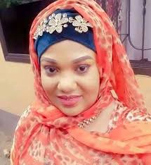 SOMA HAPA. Msichana alimtembelea Boyfriend wake Baada ya kuingia chumbani,  Msichana alimkumbatia na kumsalimia. Baada ya dakika 30 Yule Msichana  alianza kuvua nguo zake na kubaki kwenye Chupi na sindiria tuu. Baadaa