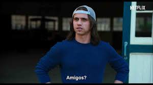 Remake teen da netflix tem boas intenções, mas falha na tentativa de parecer atual ou crível. Ele E Demais Netflix Divulga Trailer Do Remake Com Ator De Cobra Kai Dabeme