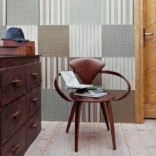Un Mur Recouvert De Carres De Papier Peint Deco Maison Parement Mural Papier Peint Rayures