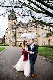 Sich ein hochzeitskleid schneidern lassen braucht mitunter zeit und hilfe. Hochzeitsinspiration Brautpaarshooting Im Regen Heiraten Mit Braut De
