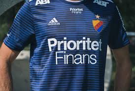 En matchtröja från aktuell säsong kostar 750 kronor och alla aktiva spelares namn och nummer finns. Fjardetrojan Saljs I Begransad Upplaga Med Start Lordag 10 00