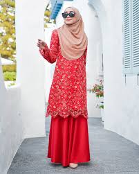 Moss crepe ni tekstur yang ringan dan tidak panas. Baju Kurung Moden Lace Layla Full Red Muslimahclothing Com