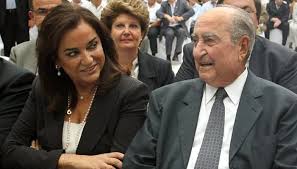 Οι φήμες που διαδίδει ο πανούσης λένε οτι κυριάκος μητσοτάκης είναι γιος της ντόρας και καρπός του νεανικού έρωτά της με τον τραγουδιστή τέρη. To Rizitiko Me To Opoio H Ntora Mpakogiannh Apoxaireta Ton Flashnews Gr