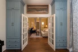 Home Town A Bungalow In Blue Home Town Hgtv Home Town Hgtv Classic House Interior Ranch Style Homes