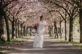 Maybe you would like to learn more about one of these? 20er Jahre Neu Entdeckt In 2020 Glamourose Brautkleider Von Tilda Knopf Bridal Bridal Times