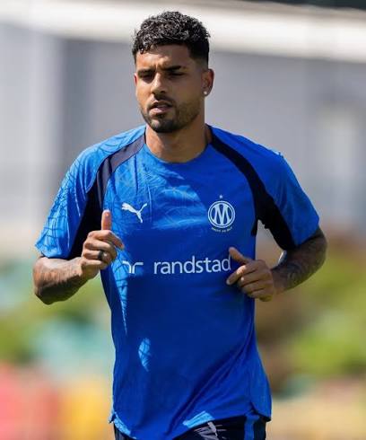 Santos tenta o retorno do lateral-esquerdo Emerson Palmieri, que atua no Olympique de Marseille. O brasileiro naturalizado italiano de 32 anos tamb&eacute;m tem passagens por Roma, Chelsea e Lyon. 📰| @lucasmusetti