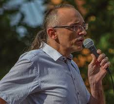 I když může jít jen o „krátkou insolvenční epizodu“, je zjevné, že spor se  prohlubuje Miliardář Strnad kontra mil