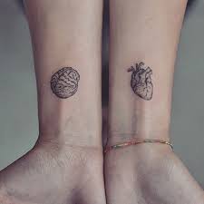 Do You Prefer Using Your Brain Or Your Heart When You Are In Love Follow Tinytattooinc Follow Gehirn Tattoo Ideen Fur Tattoos Anatomie Tattoo