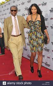 Große auswahl an sidney massive. Sidney Poitier Mit Tochter Sydney Tamiia Poitier Seine Frau Und Seine Andere Tochter An Den 2006 Bafta La Britannia Awards Bei Der Ankunft Im Century Plaza Hotel In Los Angeles In Voller Lange