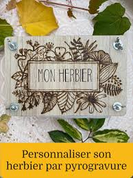 Un Bel Herbier Pyrograve Pour Un Cadeau Personnalise En 2020 Herbier Ciloubidouille Fleurs Pressees