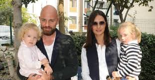 İlk pastayı ailesiyle kesmeyi tercih eden emine hanım, eşi tuncay özilhan, kızları i̇pek özkan ve türkan tacir ile oğlu i̇zzet özilhan'ın hazır bulunduğu bir doğum günü partisi düzenledi. Yasemin Ozilhan Hamile 35 Yasindaki Yasemin Ozilhan In Bebeginin Cinsiyeti Ne Karantina Ucuncu Bebek Getirdi Galeri Takvim