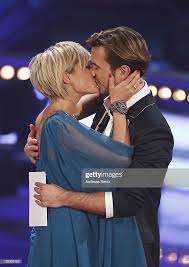 Viel haut und sein sixpack sind zu sehen. Nieuwsfoto S Helene Fischer Kisses Her Partner Florian Helene Fischer Florian Silbereisen Florian Silbereisen Florian